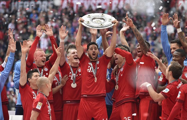 Claudio Pizarro holding championship trophy