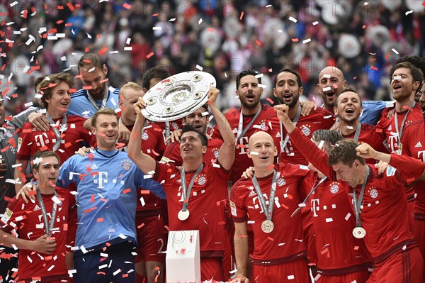 Robert Lewandowski holding championship trophy