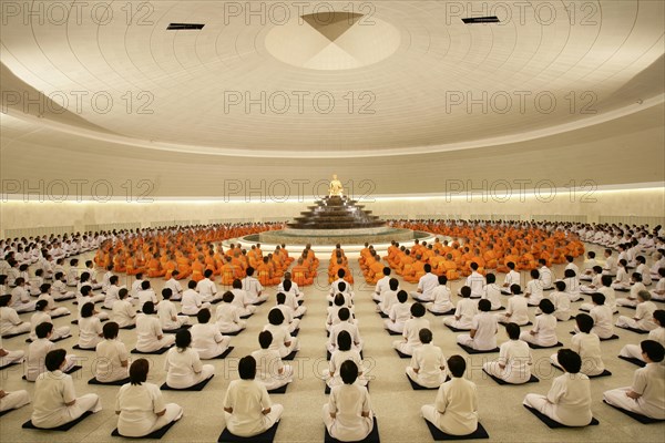 Monks meditating in the Phramonkolthepmuni meditation hall