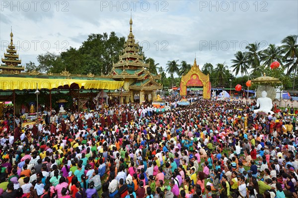 Pilgrims' procession to the Shwe Taung Zar Pagoda