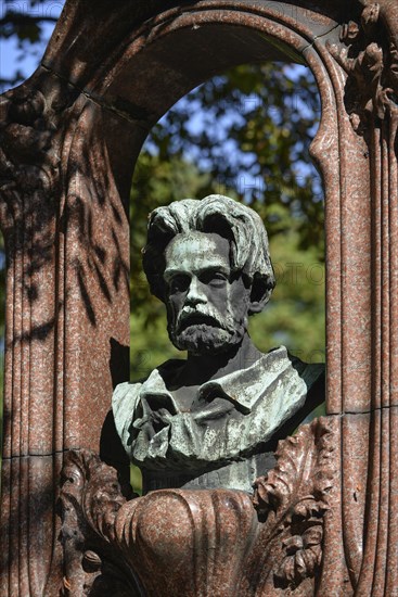 Bust on Emile Zola's grave