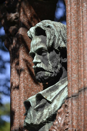 Bust on Emile Zola's grave