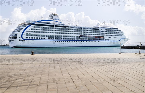 Cruise ship Regent of the shipping company Seven Seas Mariner leaves port
