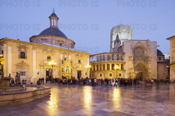 Plaza de la Virgen with the Cathedral and Basilica de Virgen de Los Desamparados