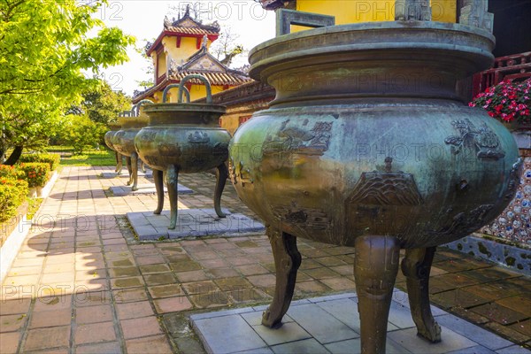 Nine Dynastic Urns at Tháº¿ Tá»• Miáº¿u temple