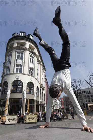 Sculpture A new successful day by Guillaume Bijl