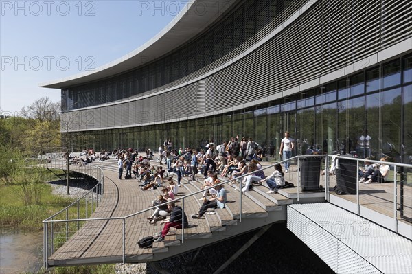 Students on the steps in front of the Oeconomicum