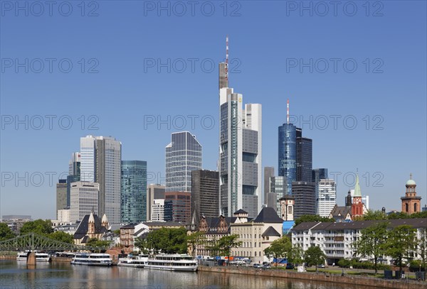 Leonhard's Church on the left