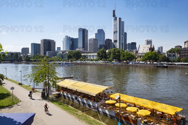 Boathouse at the Eiserner Steg bridge