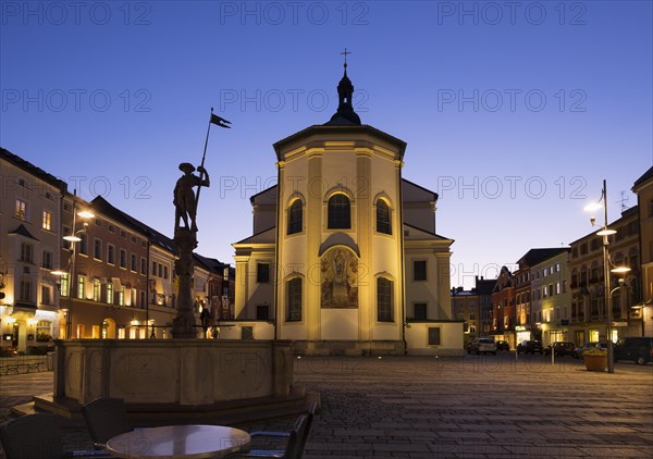 Lindlbrunnen fountain and St. Oswald's Church