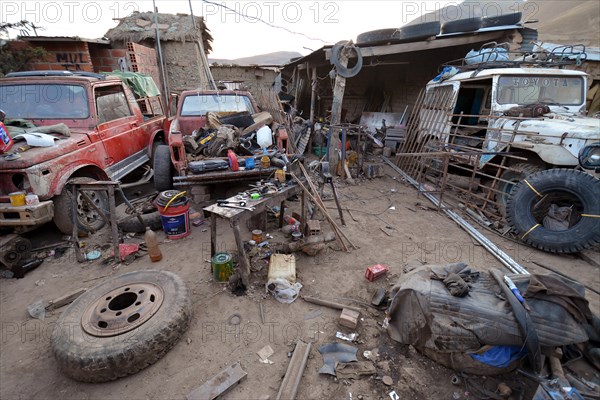 Car workshop in the Andes