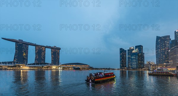 Boat on the Singapore River at dusk