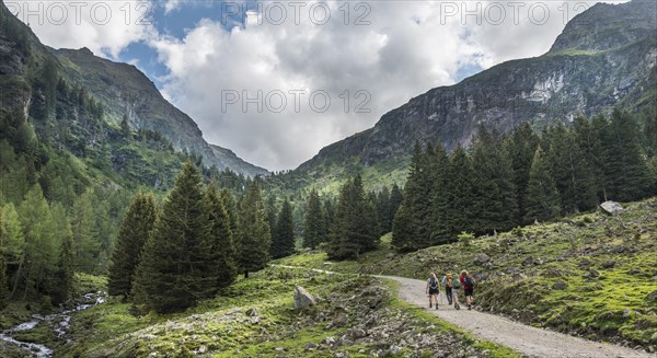 Hikers in Rohrmoos-Untertal