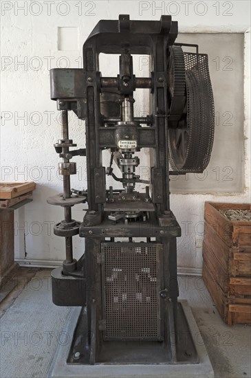 Semi-automatic eccentric press