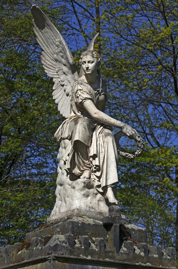 Grave monument from 1872 of Victoria throwing a wreath