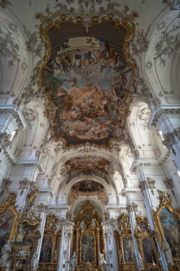 Ceiling fresco and high altar in Baroque Marienmunster