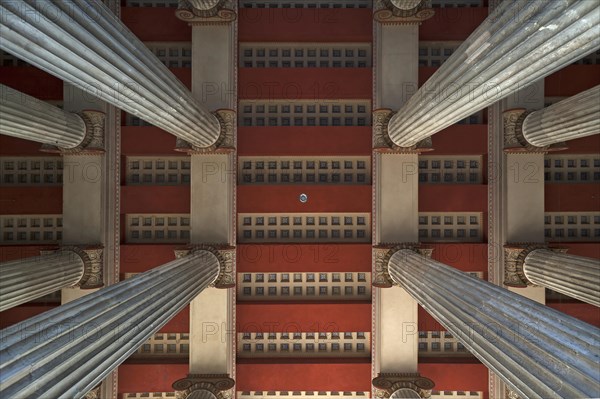 Columns with Doric ceiling construction