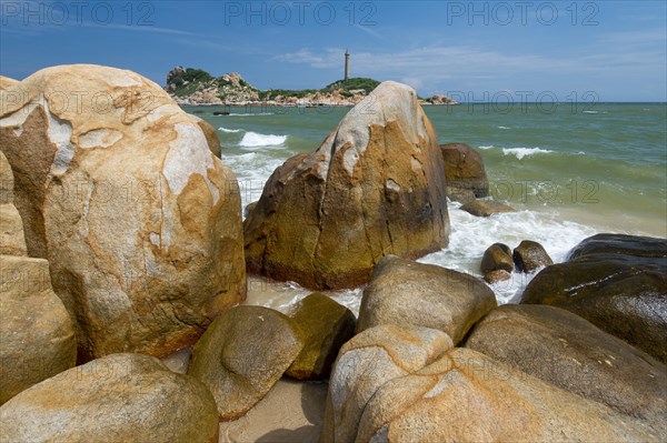 Surf at the sandstones in the bay of Ke Ga