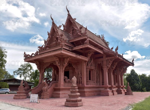 Red Wat Sila Ngu temple in Lamai