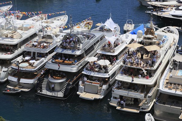 Viewers on yachts in Port Hercule