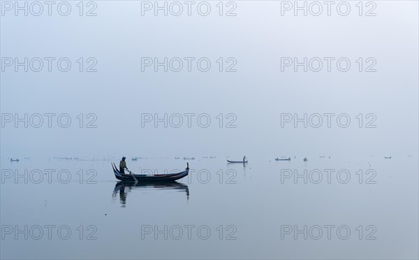 Fishing boat on Taungthaman Lake