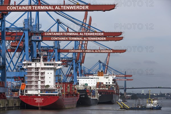 Loading of the container ship Amerdijk