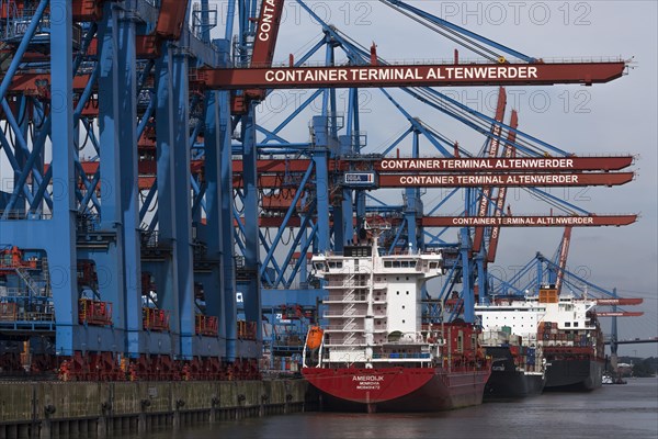 Loading of the container ship Amerdijk