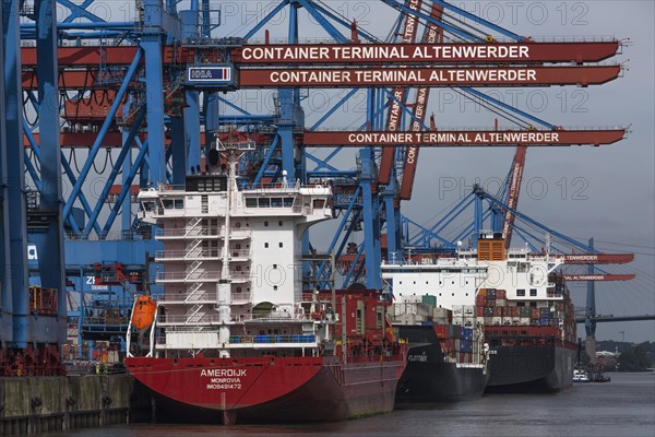 Loading of the container ship Amerdijk