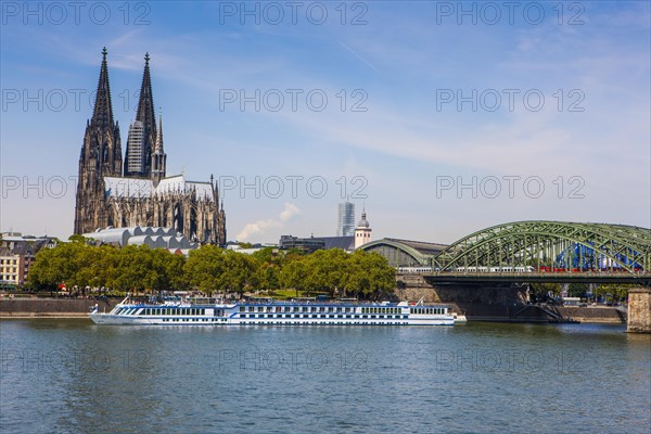 Cruise ship in front of Cologne cathedral