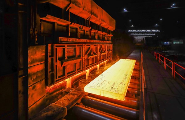 Annealing steel slabs in the hot rolling mill