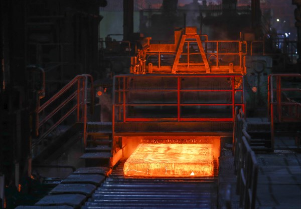 Annealing steel slabs in the hot rolling mill