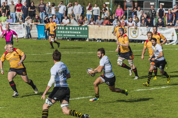 La Rochelle player running with ball