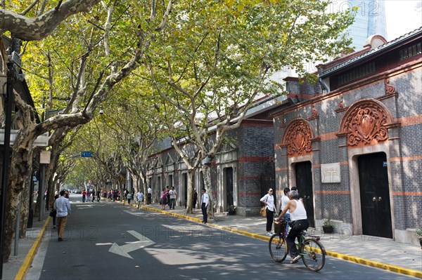 Avenue with pedestrians