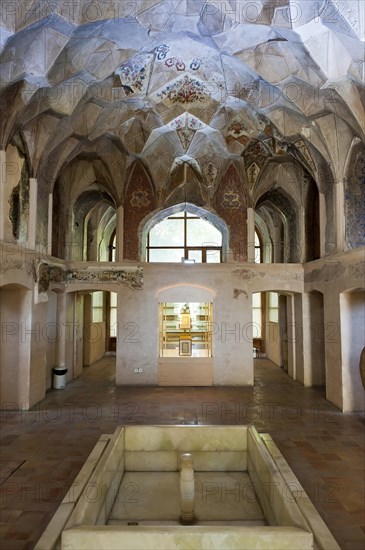 Interior ceiling with stalactite shape and water basins