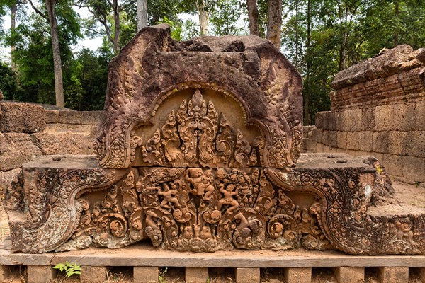 Bas-relief made of pink sandstone of a lintel