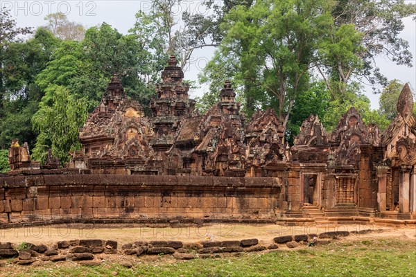 Ring-wall in front of the central Prasat