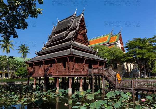 Monk in front of Wat Thung Si Mueang