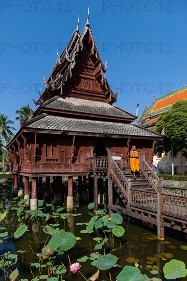 Monk in front of Wat Thung Si Mueang