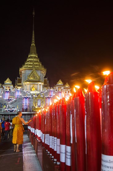 Illuminated Phra Maha Mondop of the Wat Traimit temple