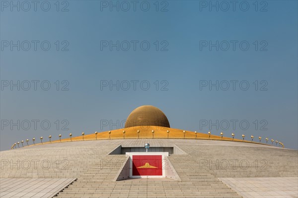 Mahadhammakaya Cetiya Chedi of the Wat Phra Dhammakaya temple with the logo of the Dhammakaya movement