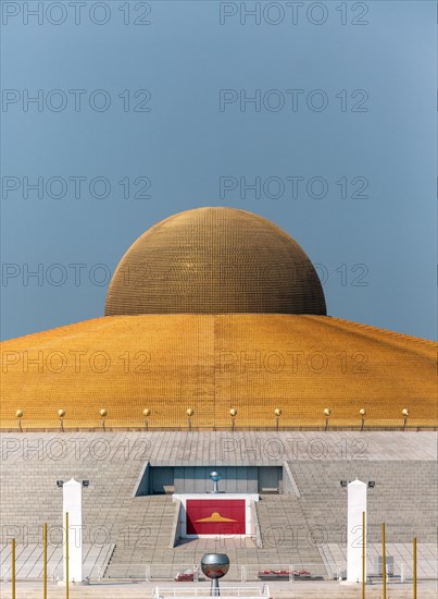 Mahadhammakaya Cetiya Chedi of the Wat Phra Dhammakaya temple with the logo of the Dhammakaya movement