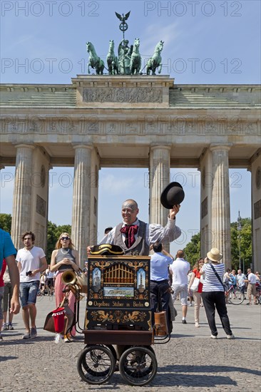 Organ-grinder in front of the Brandenburg Gate