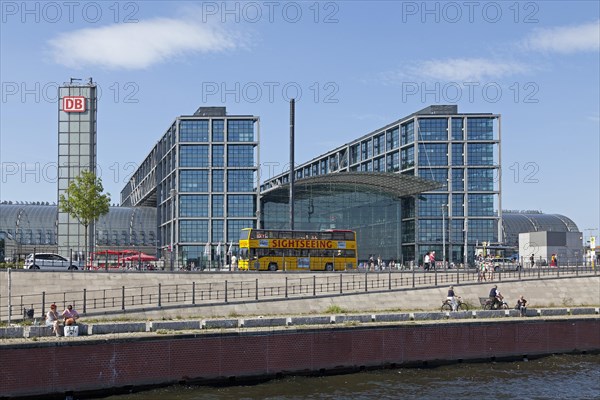 City tour bus in front of the central railway station