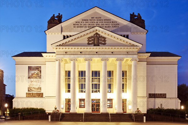 Stadttheater am Abend