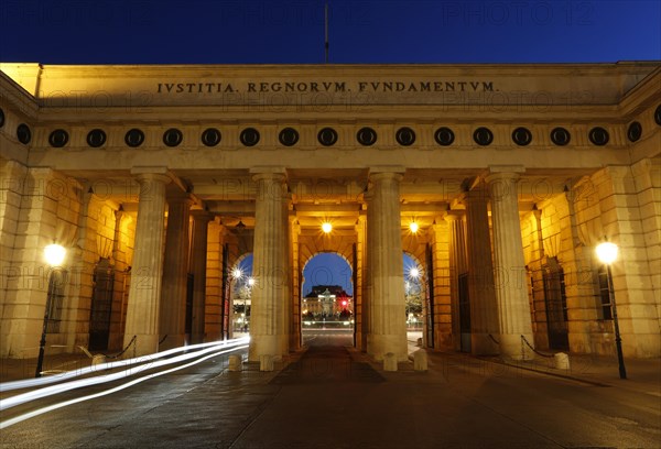 Outer gate at Heldenplatz