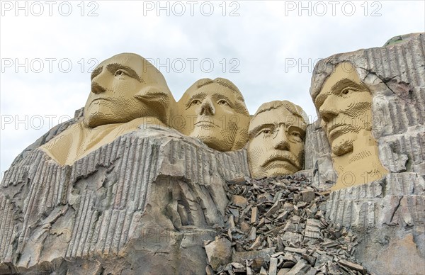 Rock portraits of four American presidents on Mount Rushmore