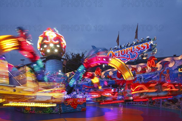 Octopussy ride on the fun fair Bremer Freimarkt at dusk