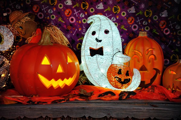 Halloween decoration with glowing pumpkins in front of a house