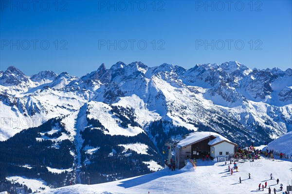 Skiers at the Ifenbahn