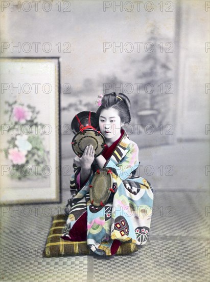 Geisha making music